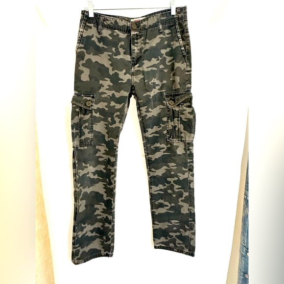 LEVI’S Camouflage Cargo Pants Size 30 x 30 - Picture 1 of 6